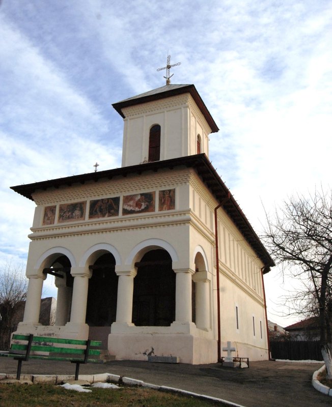 Biserici şi mănăstiri pregătite în ajun de praznic 67197