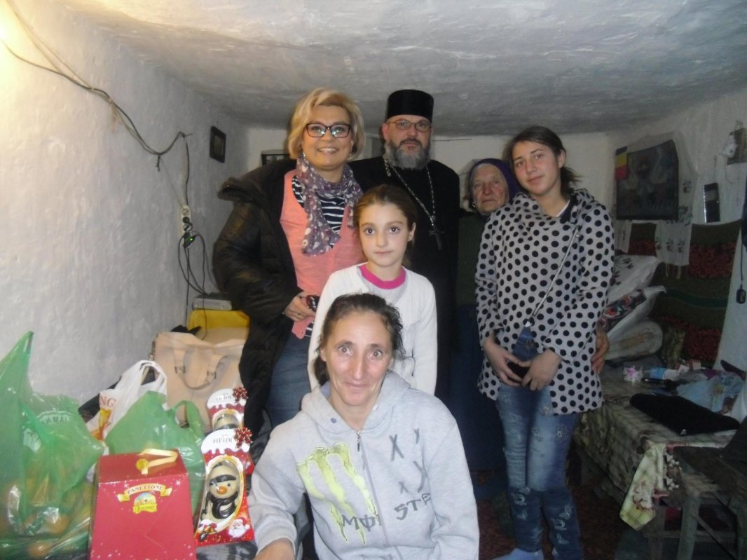 Daruri pentru familiile nevoiaşe din Parohia Rovine 67135