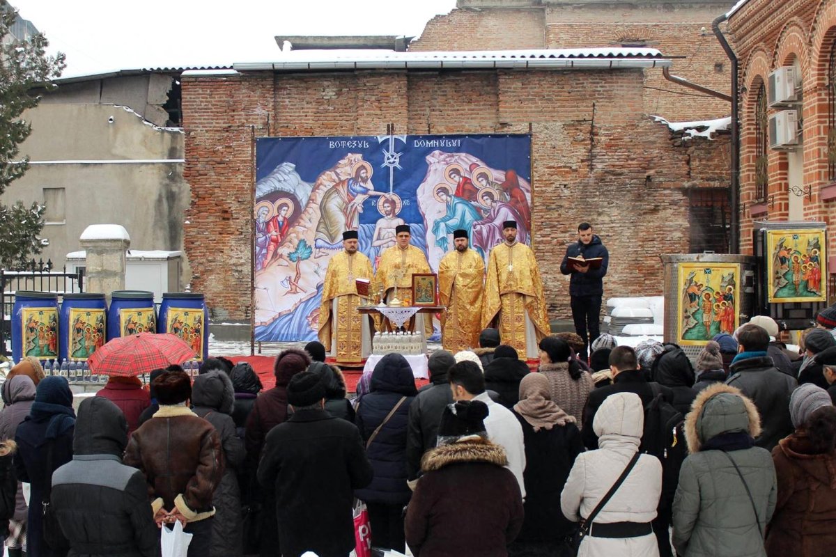 9.000 de litri de Agheasmă Mare la Biserica Domnească de la Curtea Veche 67081