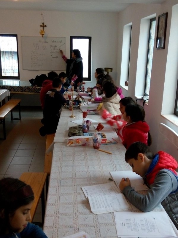 Activităţi culturale în tinda bisericii 66889