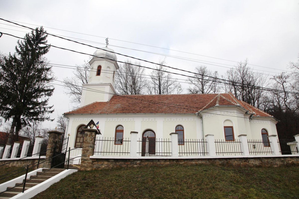 Biserica din Arini, centru al vieţii comunitare 66798