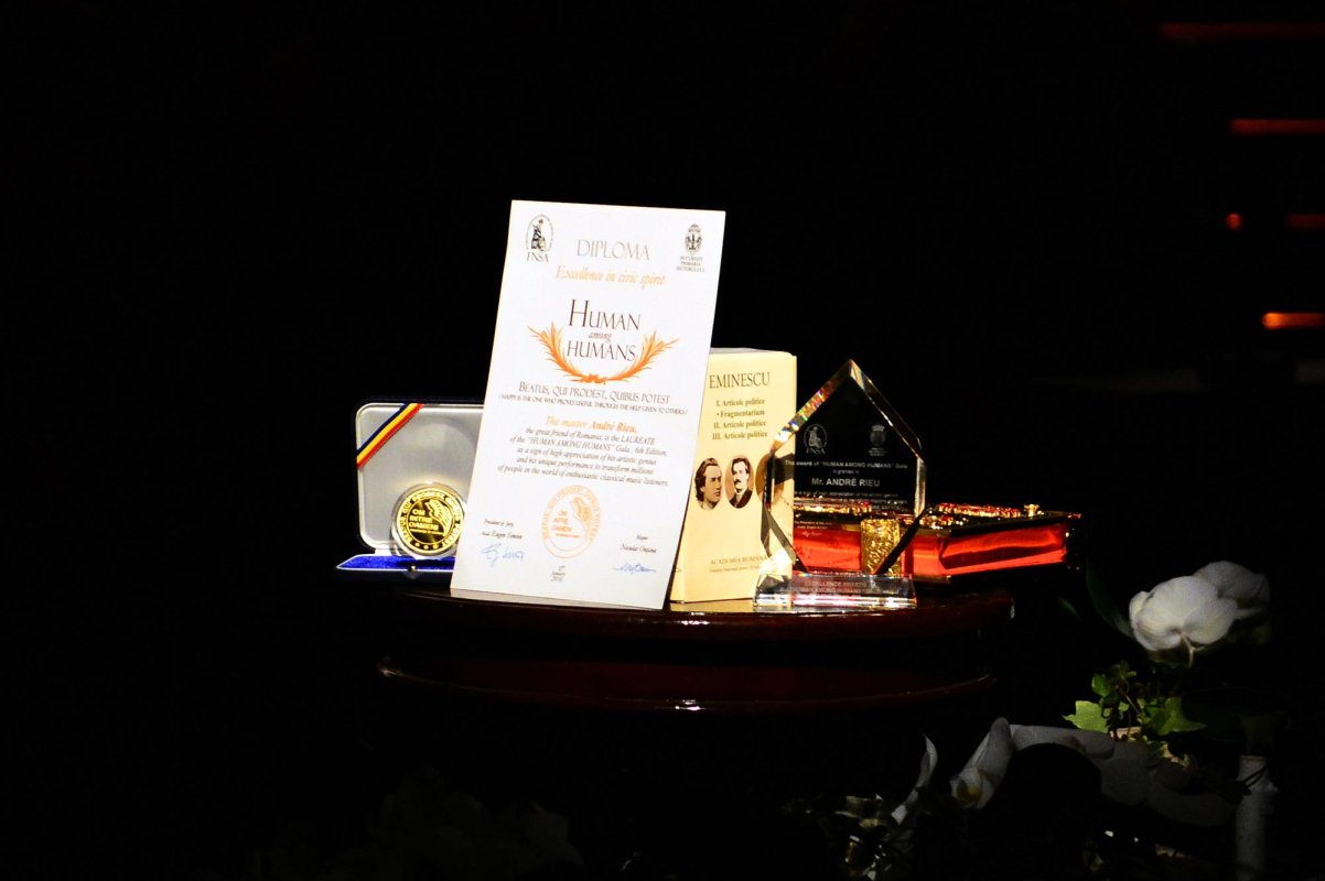 Premiu de excelenţă pentru părintele Nicolae Tănase 66779