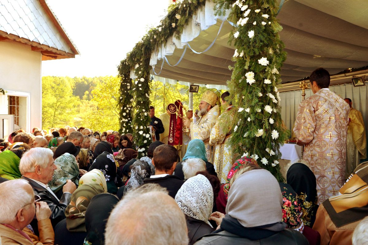 Liturghie și filantropie în Albele-Bacău 66596