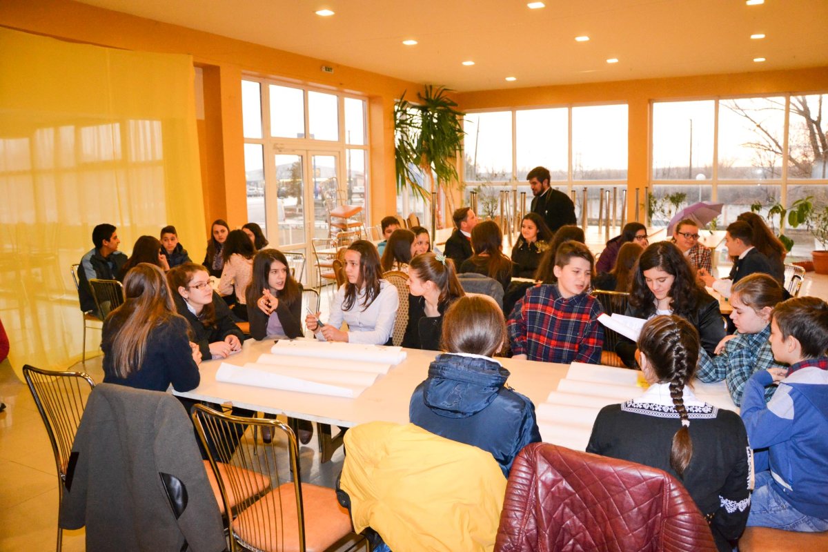 Simpozion dedicat tinerilor 65583