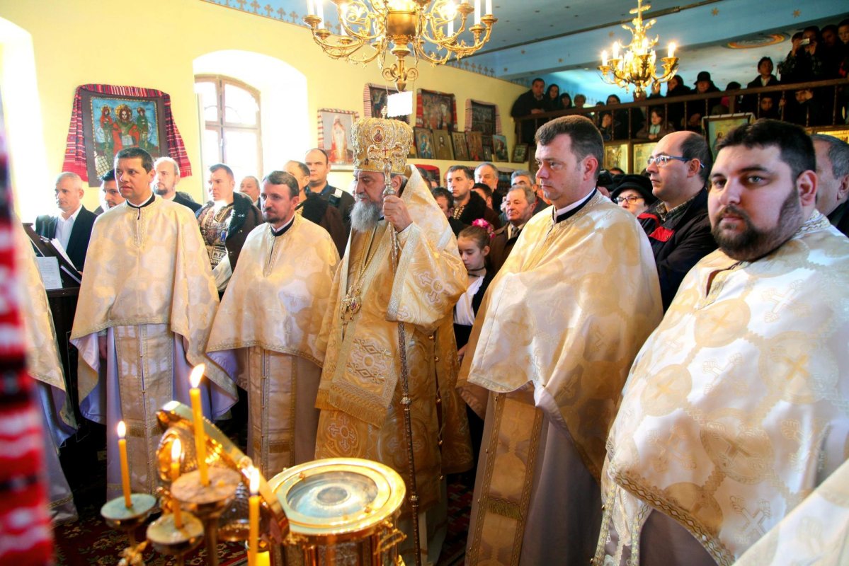 Slujiri arhiereşti în Duminica a 16-a după Rusalii 65408