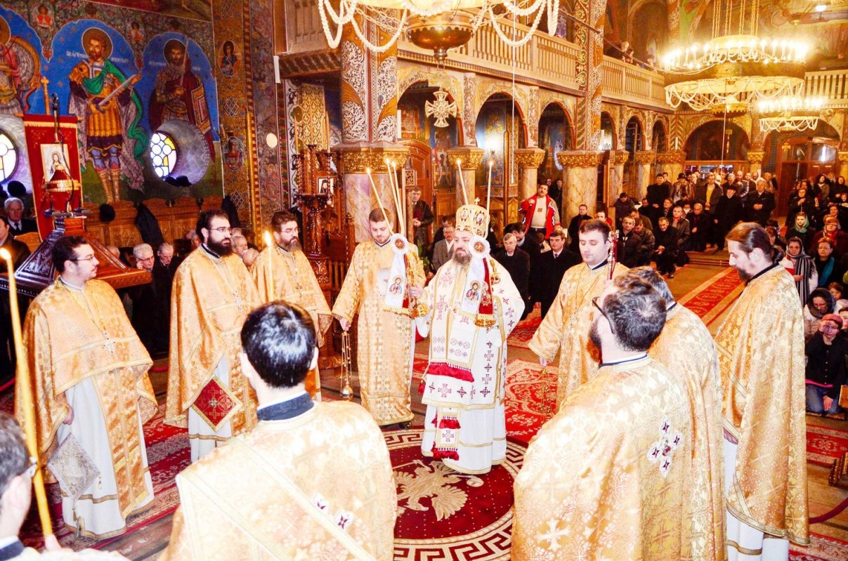 Slujiri arhiereşti în Duminica a 16-a după Rusalii 65410