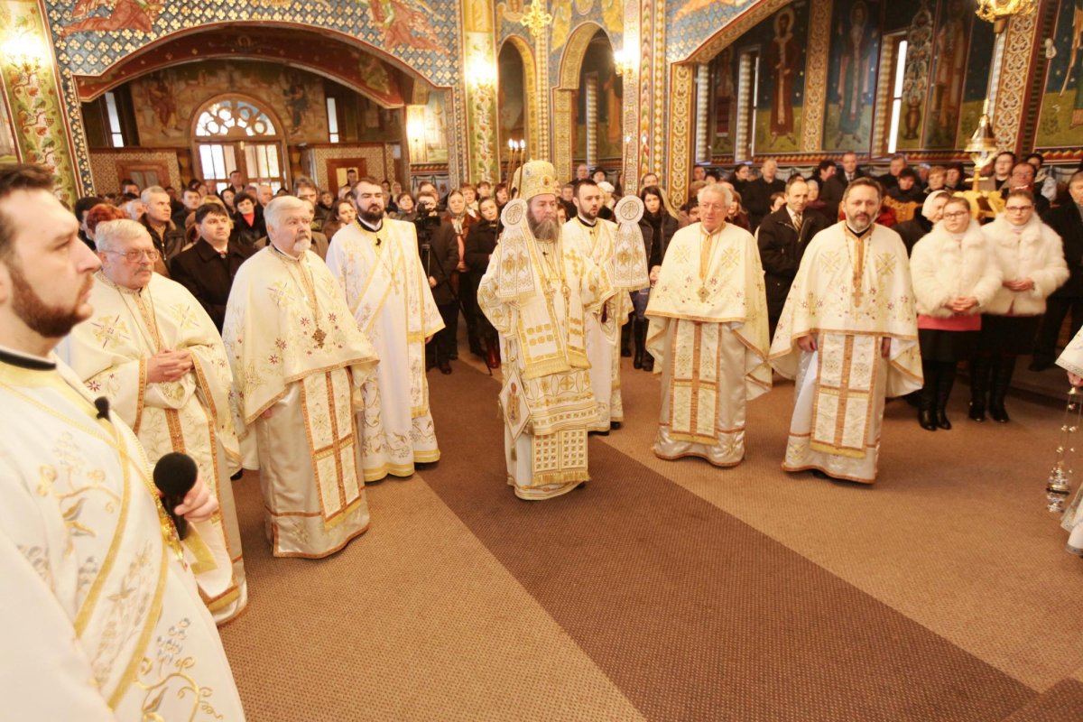 Slujiri arhiereşti în Duminica a 16-a după Rusalii 65411