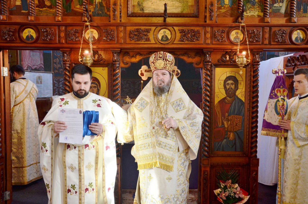 Slujiri arhiereşti în Duminica a 16-a după Rusalii 65412