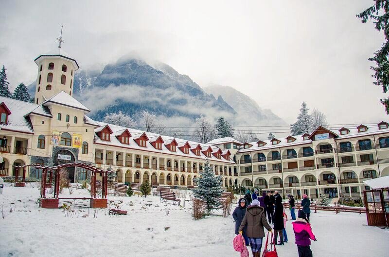 Copiii de la Valea Plopului au fost în vacanţă la Mănăstirea Caraiman 65181