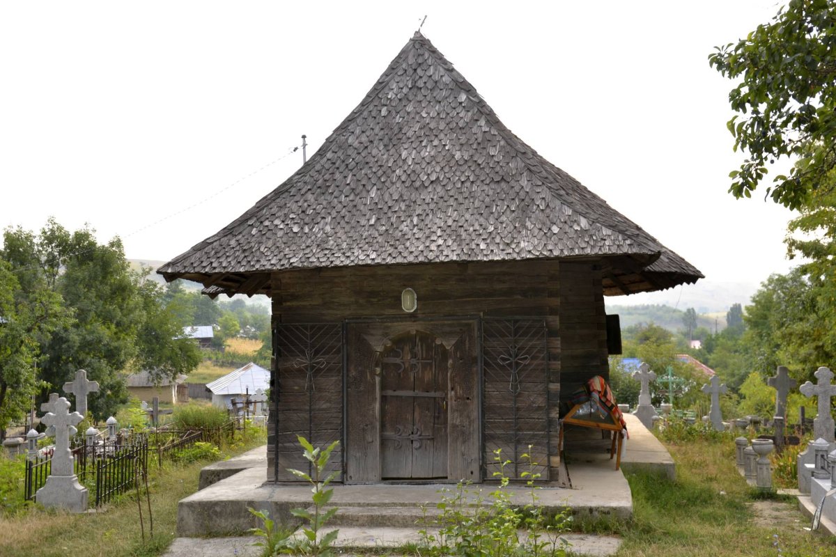 Bătrâna bisericuță din Cetățuia Puieștilor 65211