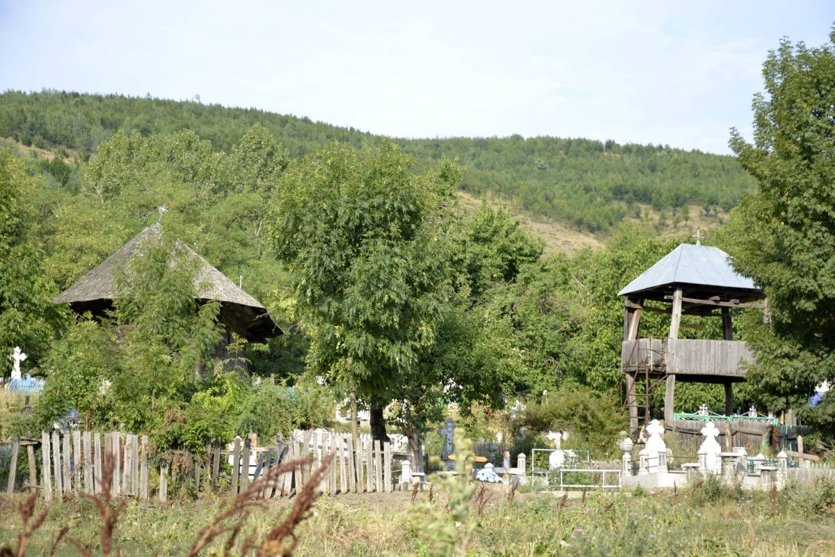 Bătrâna bisericuță din Cetățuia Puieștilor 65218