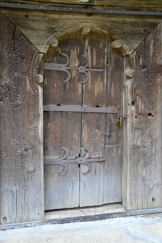 Bătrâna bisericuță din Cetățuia Puieștilor 65220