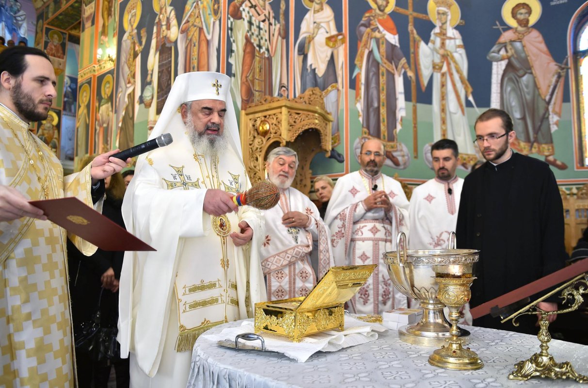 Patriarhul României a oferit o raclă cu moaştele Sfântului Nicolae pentru Parohia Vatra Luminoasă 65125