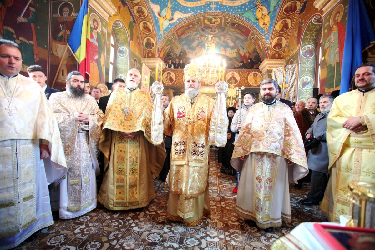 Slujiri arhiereşti în Duminica a 17-a după Rusalii 65029