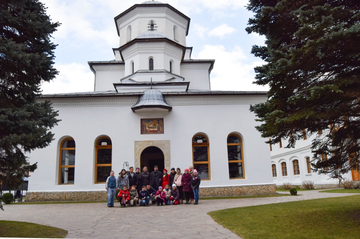 Excursie la Târgu Jiu pentru tinerii din Anina 64929