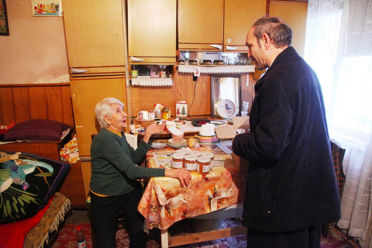 Arhiepiscopia Sibiului sprijină persoanele defavorizate 64823