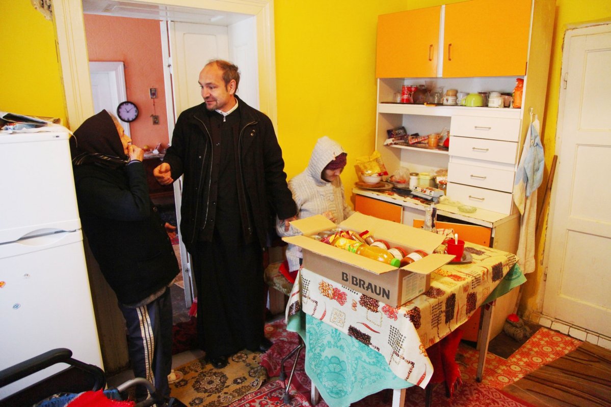 Arhiepiscopia Sibiului sprijină persoanele defavorizate 64826