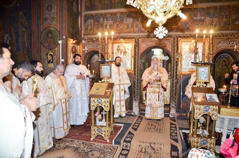 Liturghie arhierească la Obârşia Cloşani 64841