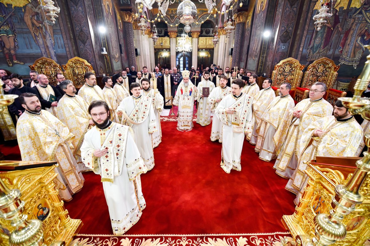 Pelerini din Arhiepiscopia Romanului şi Bacăului la Patriarhie 64863