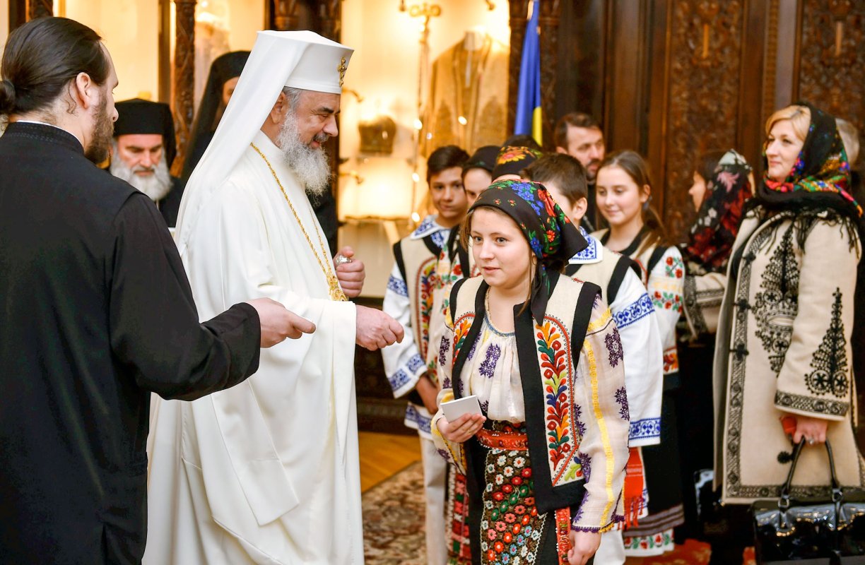 Pelerini din Arhiepiscopia Romanului şi Bacăului la Patriarhie 64868