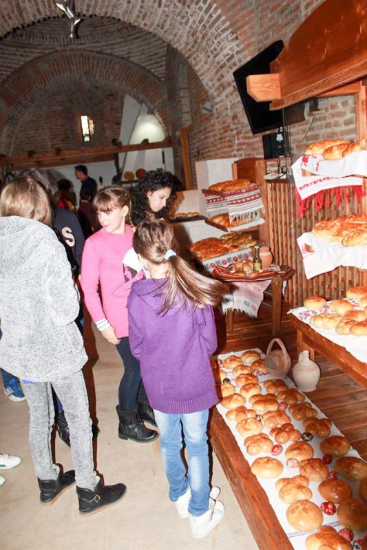 Teatru, cultură şi tradiţie pentru copiii doljeni 64769