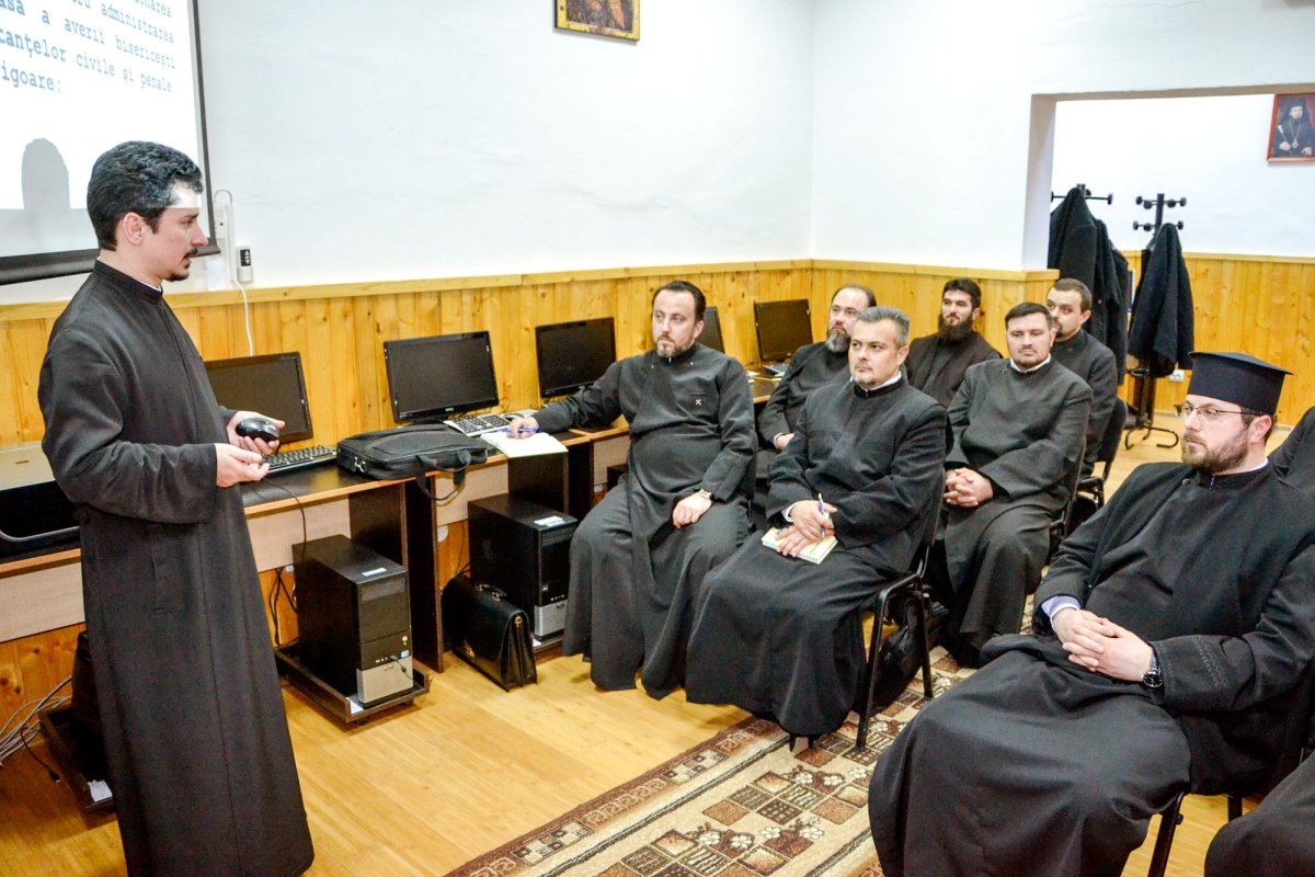 Cursuri pentru personalul Episcopiei Caransebeșului 64548