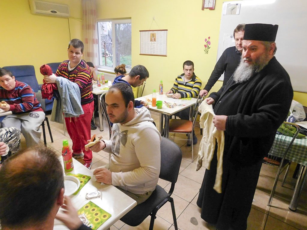 Daruri pentru persoanele defavorizate din Arad și Topoloveni 64343