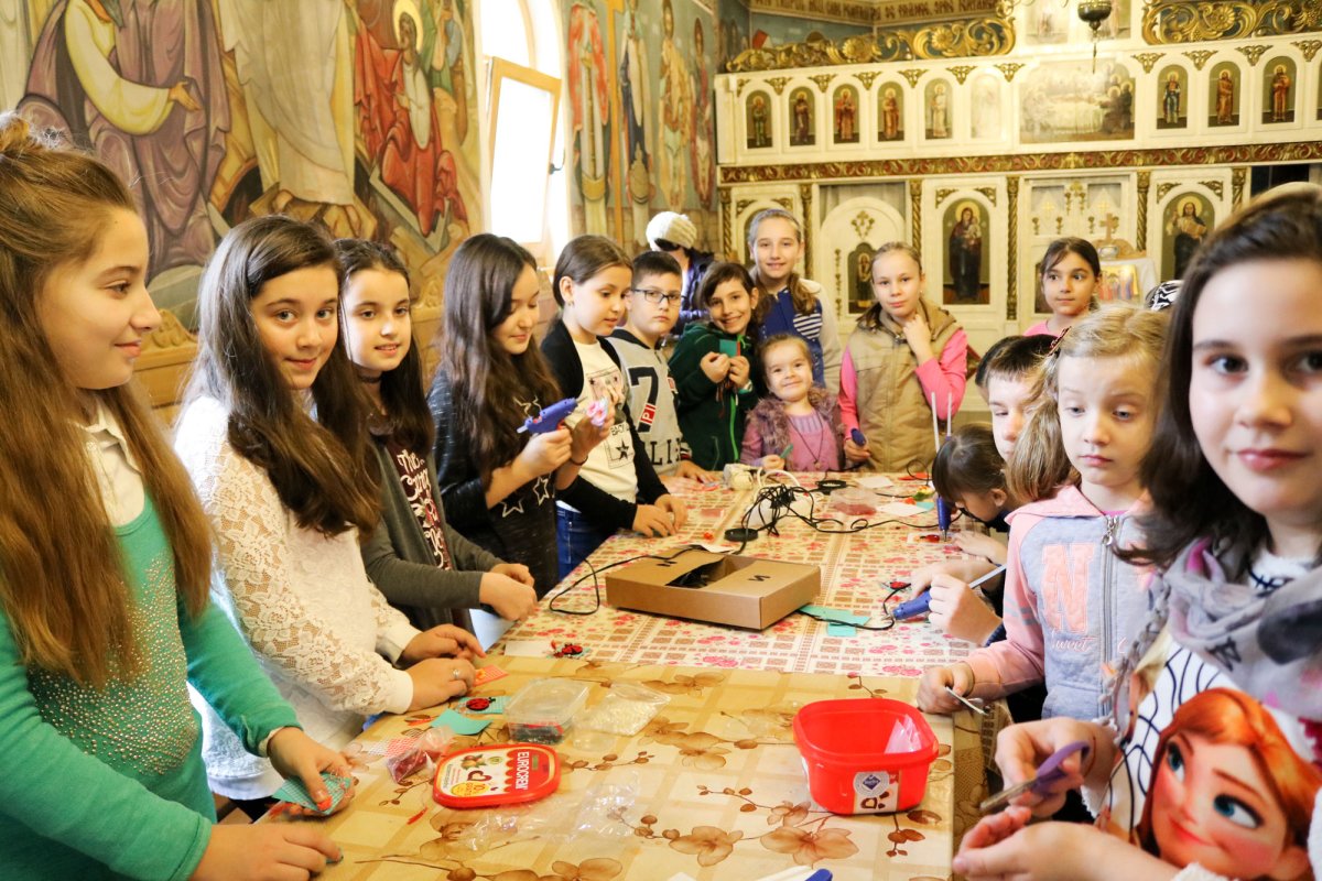 Credincioșii Parohiei Timișoara-Viile Fabric, alături de eleva Carina Udriște 64279