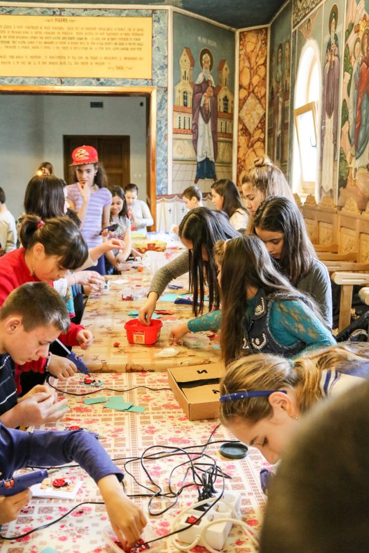 Credincioșii Parohiei Timișoara-Viile Fabric, alături de eleva Carina Udriște 64280