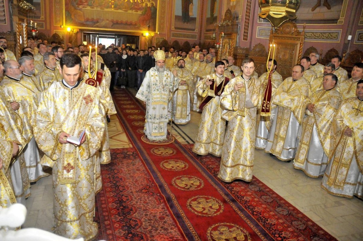 Preoţii din Protoieria Bacău, în comuniune la Catedrala „Sfântul Nicolae“ 64230