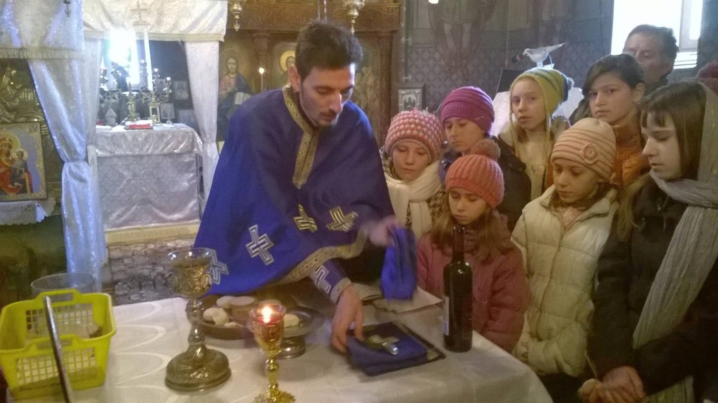 100 de tineri din zona Târgu Frumos participă la proiectul „Sfânta Liturghie - bucuria care nu trece niciodată“ 64157