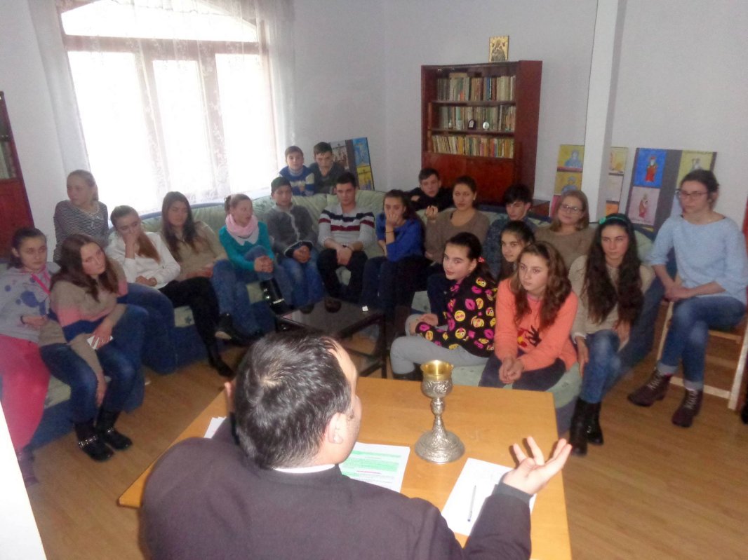 100 de tineri din zona Târgu Frumos participă la proiectul „Sfânta Liturghie - bucuria care nu trece niciodată“ 64158