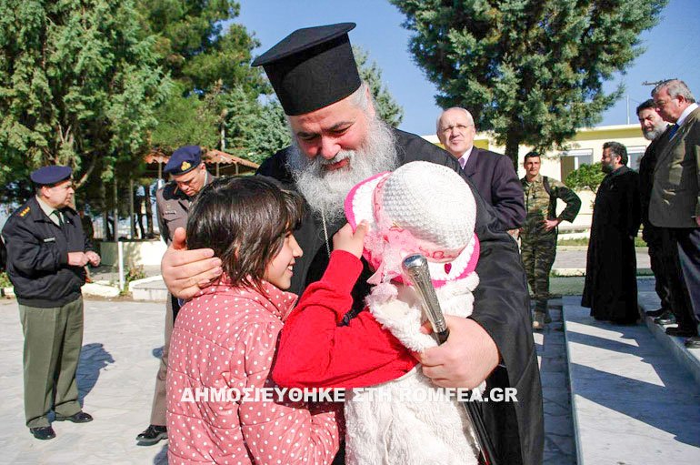 Mitropolitul de Neapolis, în vizită la refugiaţi 64142