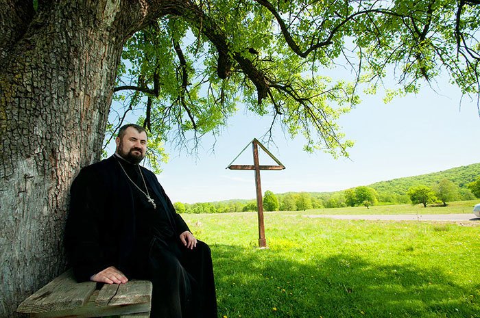 Preotul Ioan Bârgăoanu, noul protopop de Oneşti 64095