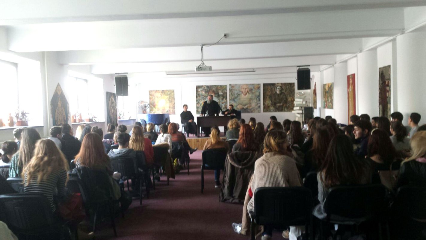 Dialog despre iubire cu tinerii Liceului de Artă „Sabin Drăgoi” din Arad 64038