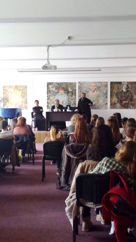 Dialog despre iubire cu tinerii Liceului de Artă „Sabin Drăgoi” din Arad 64039