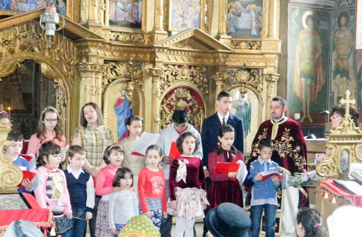 Flori și cântece la Biserica „Sfântul Nicolae” din Bocșa Română 63777