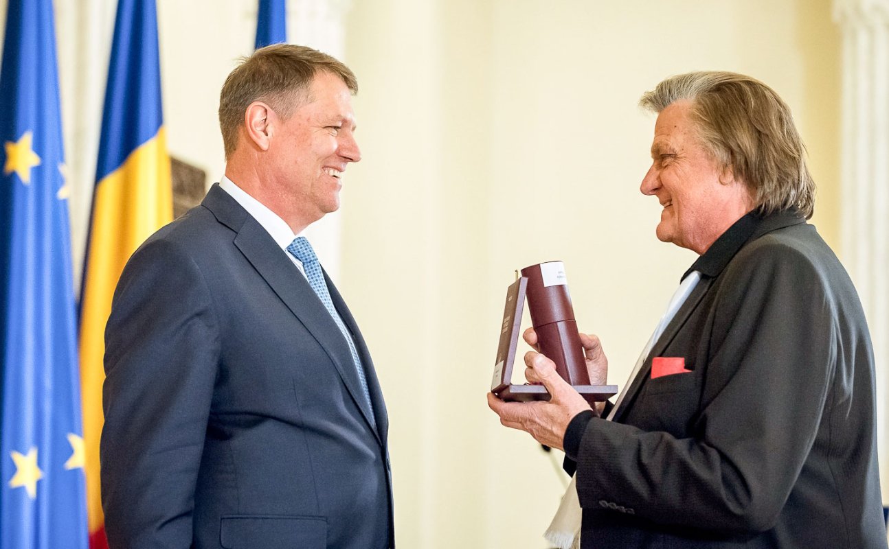 Artiști decorați de președintele României 63457