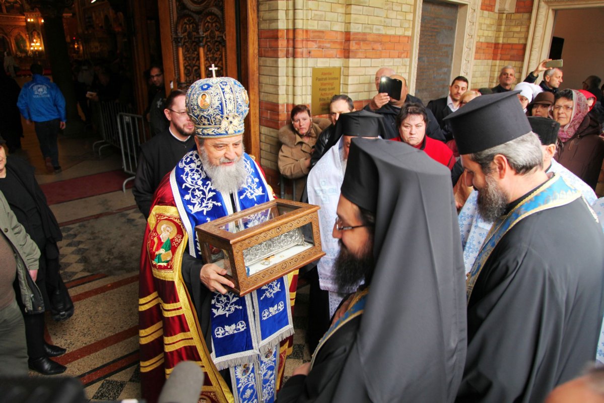 Sibienii se închină la Brâul Maicii Domnului 62909