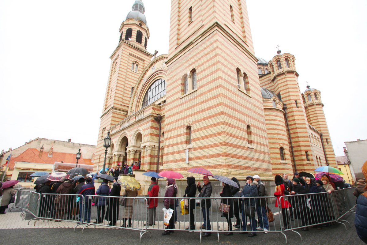 Sibienii se închină la Brâul Maicii Domnului 62912