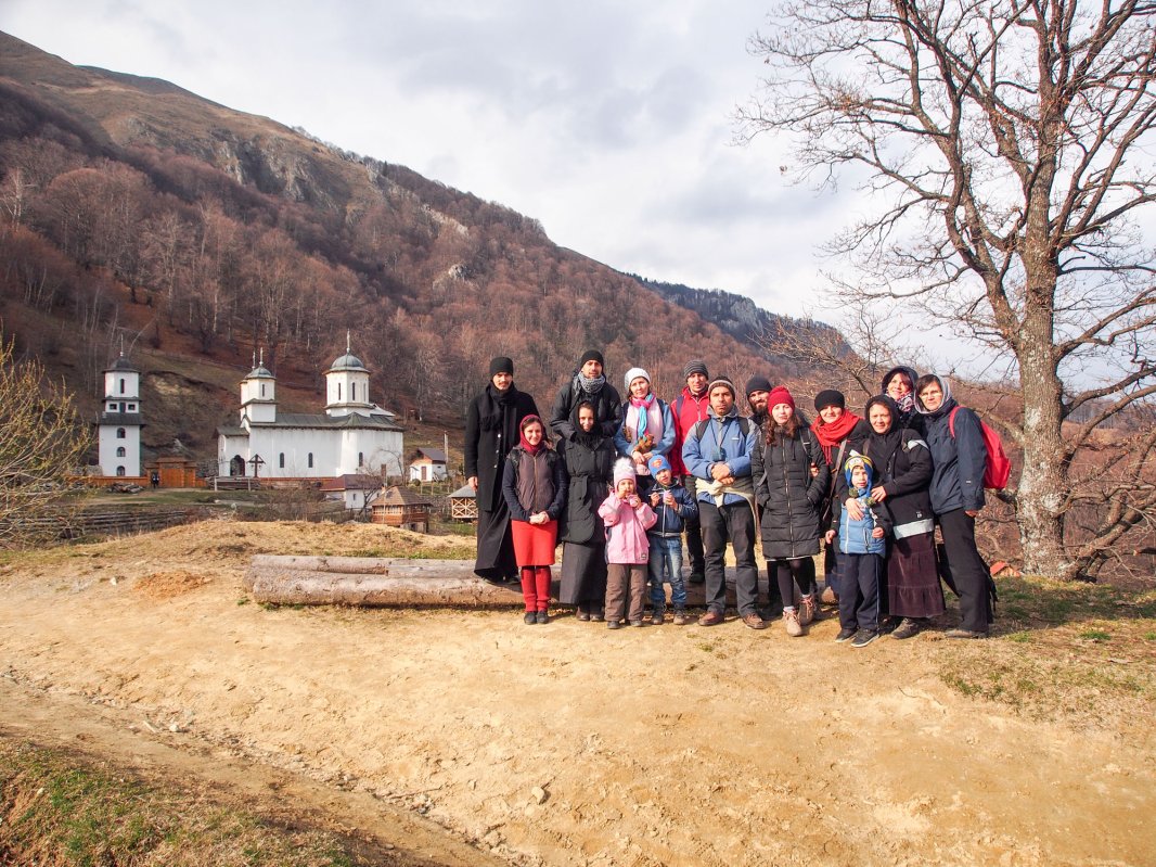 Pe urmele sfinţilor din sihăstriile vâlcene 62649