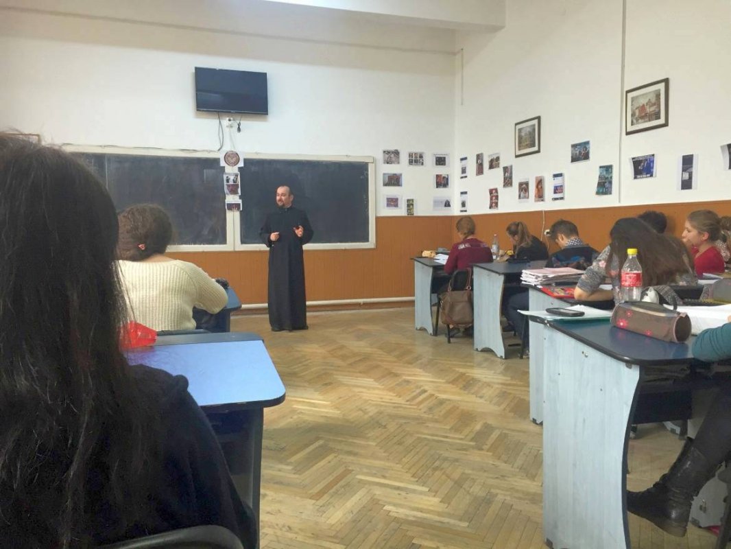 „Dialog la ţintă“ cu elevii Colegiului „Mihai Eminescu“ din Iaşi 62556