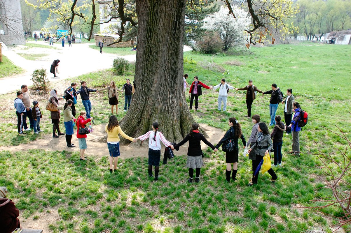 Voluntariatul - între activism social  și porunca dragostei creștine 62483