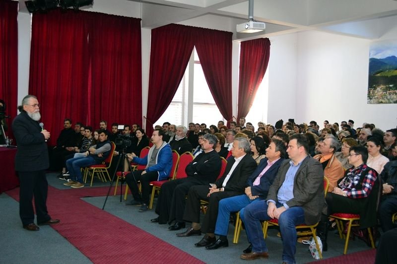 Profesorul Cornel Constantin Ciomâzgă a conferenţiat la Moineşti 62324