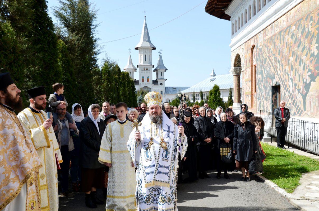Slujiri arhiereşti în Duminica Sfintei Cruci 62336