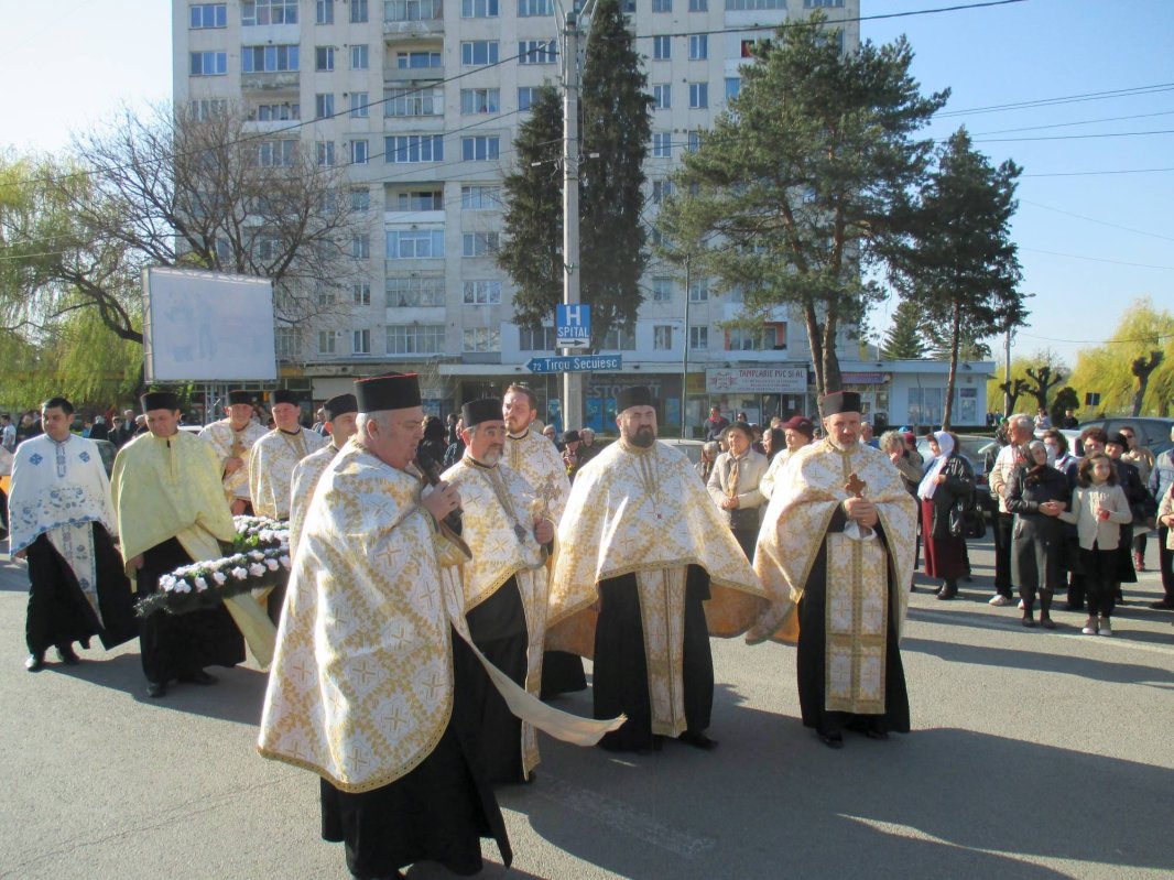 „Clipe de neuitat“ la pelerinajul Sfintei Cruci de la Oneşti 62269