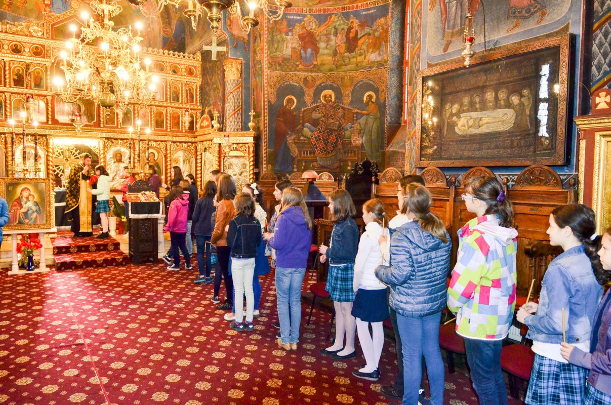 „Şcoala, familia şi Biserica sunt una” 62177