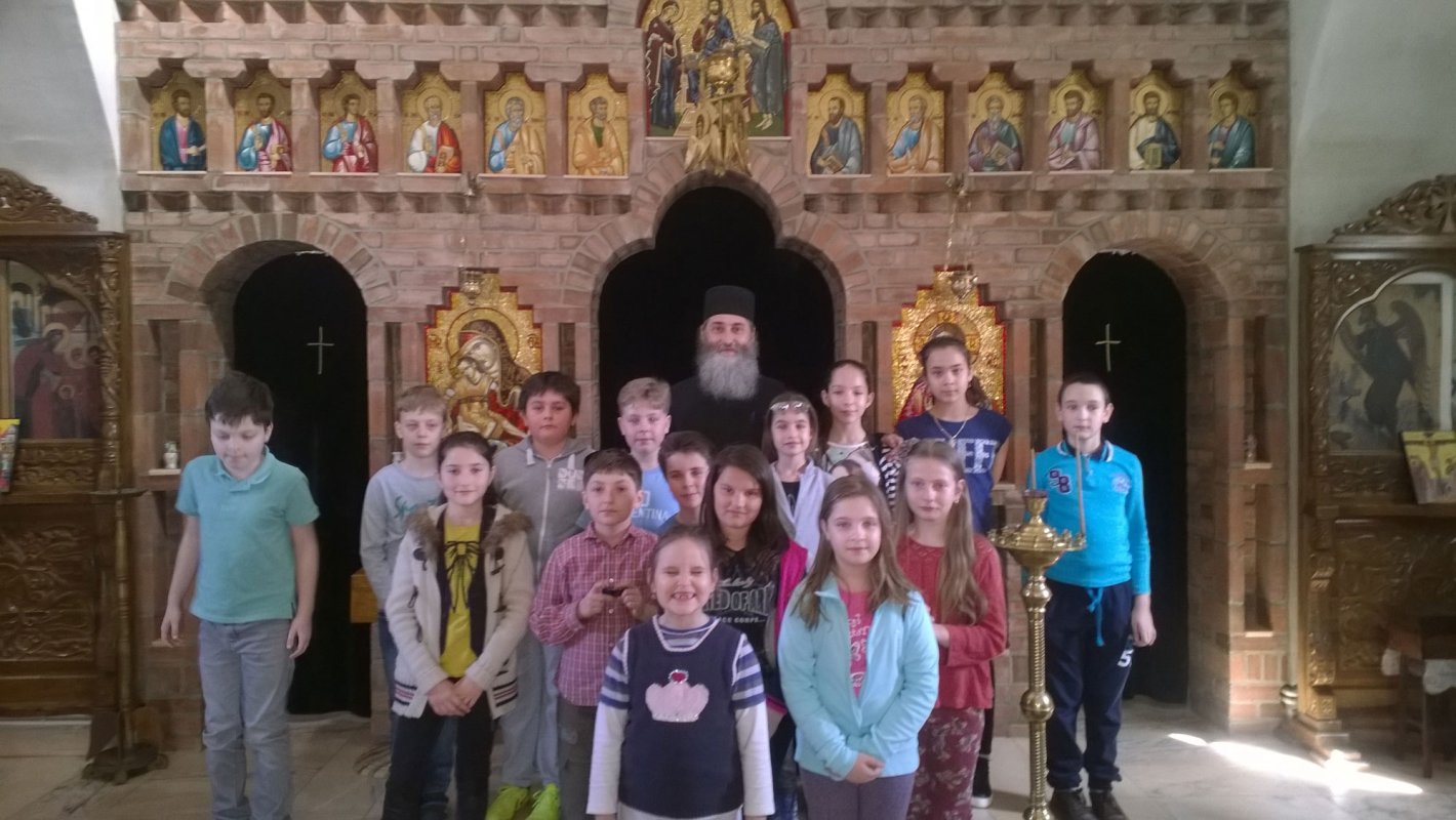 Tinerii în biserică întru bucurie și comuniune 62171