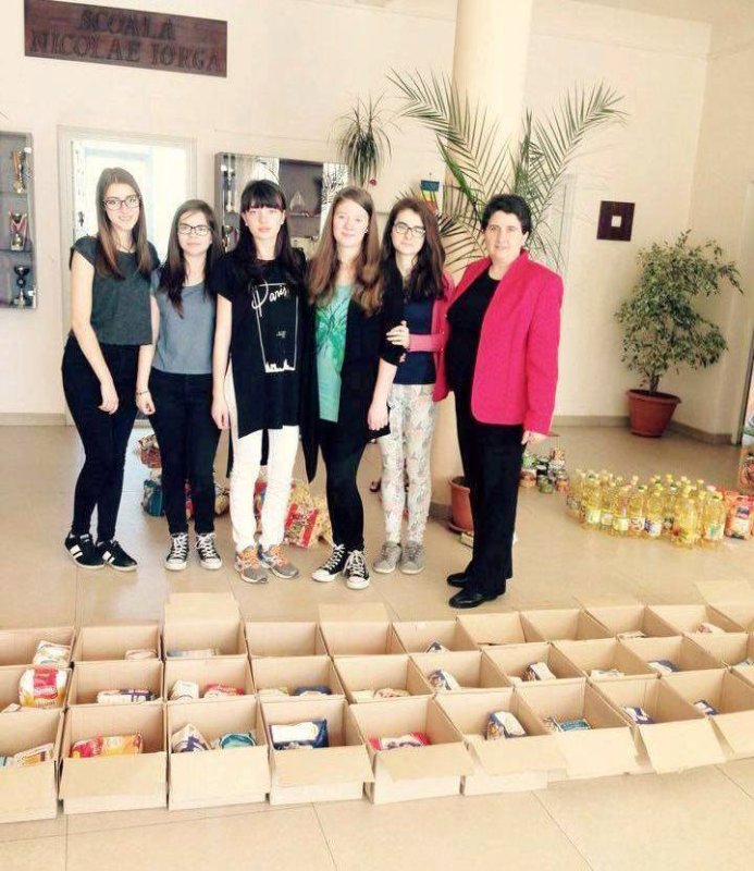 Daruri pentru 30 de bătrâni oferite de elevi din Sibiu 62103