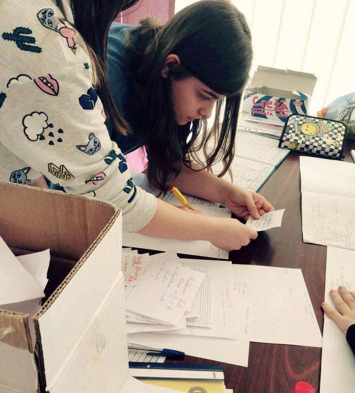 Daruri pentru 30 de bătrâni oferite de elevi din Sibiu 62107